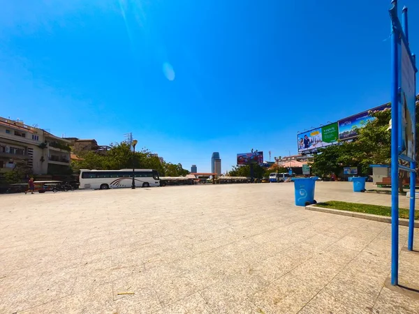 Een Schoon Geplaveid Park Met Vuilnisbakken Reinheid Bevorderen Phnom Penh — Stockfoto