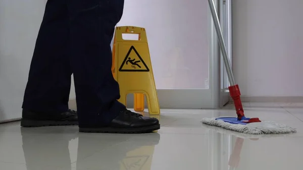 Hombre Más Limpio Limpiando Suelo Una Señal Precaución Piso Mojado — Foto de Stock