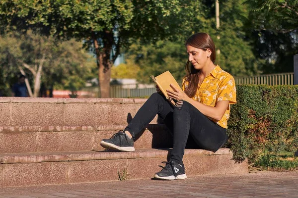 Uma Bela Foto Uma Jovem Lendo Livro Nas Escadas Lado — Fotografia de Stock