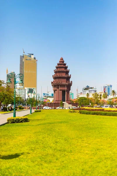 Het Onafhankelijkheidsmonument Phnom Penh Cambodja Met Een Goed Onderhouden Park — Stockfoto