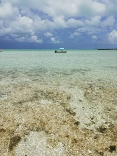 Small Boat Caribbean Sea Crystal Clear Water Turquoise White Sand — Stock Photo, Image