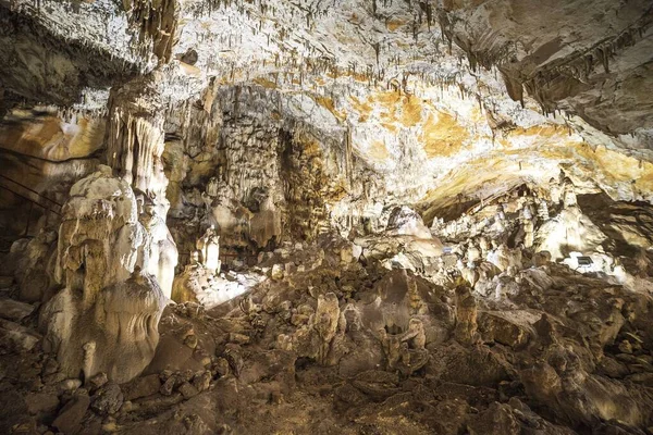 Beau Cliché Intérieur Grotte Éclairée — Photo