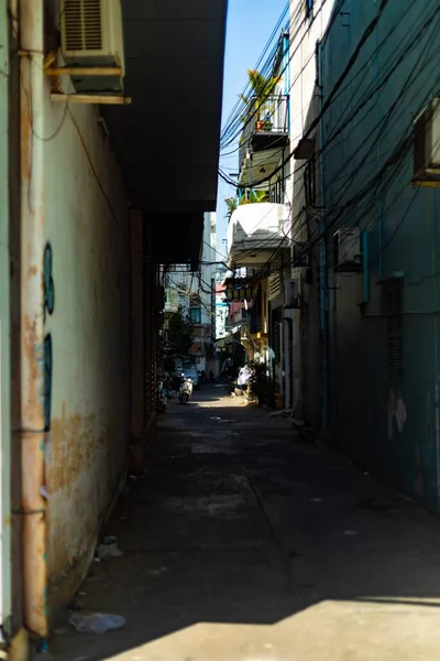 Long Shot Typical Dingy Alley Residential Buildings Low Hanging Electrical — Stock Photo, Image