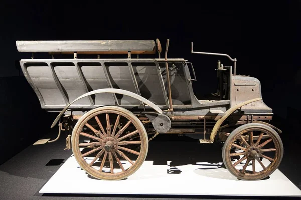 Eski Bir Araba Müzeye Park Edilmiş Eski Bir Araba — Stok fotoğraf