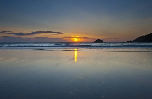 Vacker Natur Havsstrand Med Kullar Bakgrunden Molnig Himmel Vid Solnedgången — Stockfoto