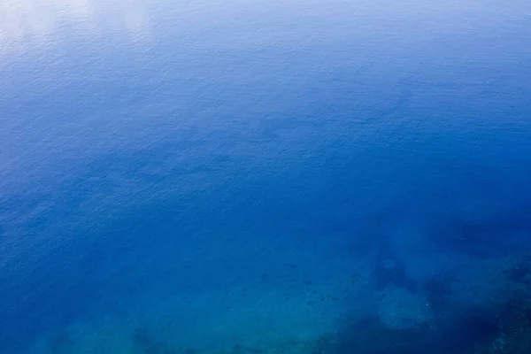 Uma Vista Ângulo Elevado Mar Claro Sob Luz Sol Ótimo — Fotografia de Stock