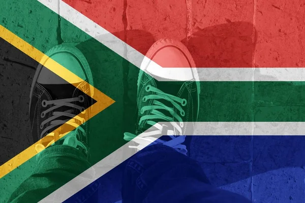 Una Bandera Sudáfrica Colocaba Sobre Una Persona Que Llevaba Zapatos —  Fotos de Stock