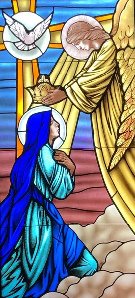 2018年11月11日 在圣伊丽莎白西顿天主教教堂举行的玛丽加冕仪式的玻璃图像 — 图库照片
