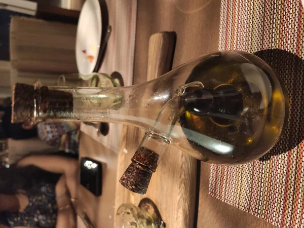 在餐馆里 一个装有软木塞的玻璃瓶中的橄榄油特写镜头 — 图库照片