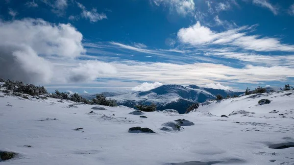 Eine Landschaft Aus Felsigen Bergen Schnee Unter Wolkenverhangenem Himmel Winter — Stockfoto