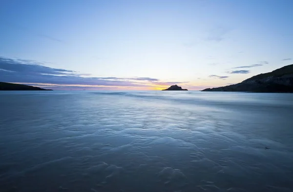 康沃尔是一片美丽的海景和群山 夕阳西下是蔚蓝的天空 — 图库照片