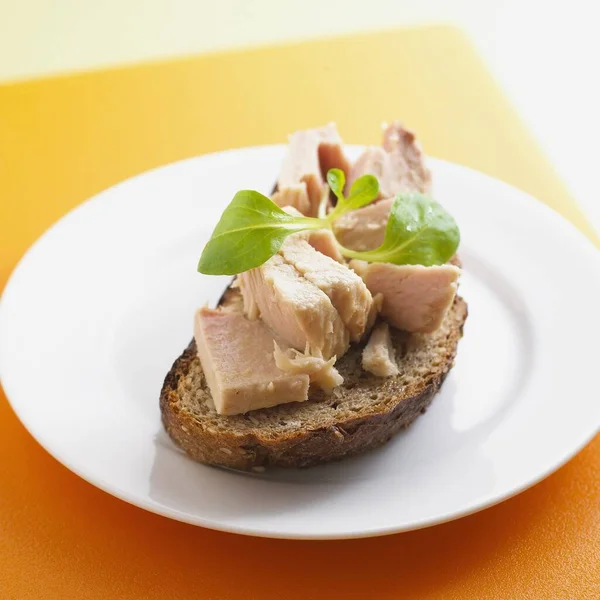 Lovitură Closeup Bruschetta Din Pâine Dietică Proaspătă Carne Farfurie Albă — Fotografie, imagine de stoc