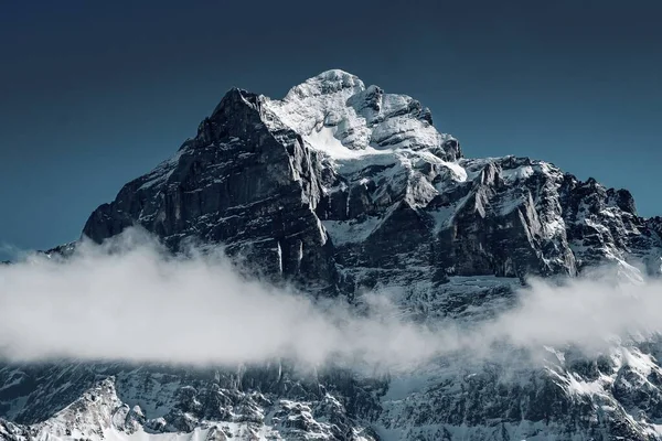 Krásný Záběr Zasněžené Hory Obklopené Mraky — Stock fotografie
