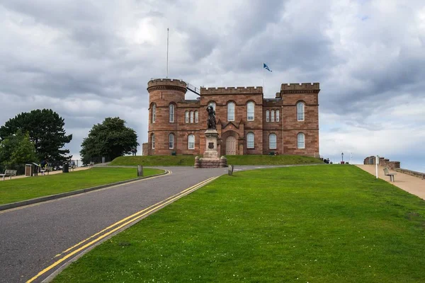 Egy Távoli Kép Híres Inverness Kastélyról Skóciában Felhős Alatt — Stock Fotó