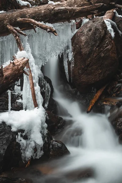 Fagyasztott Vízesés Erdőben Leesett Fák Jég Stalactites Lövés Hosszú Expozíció — Stock Fotó