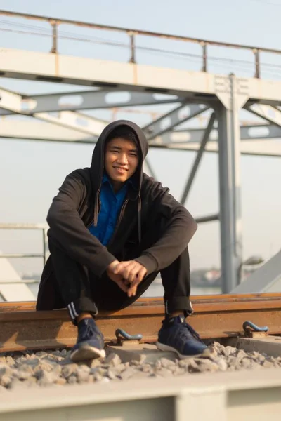 Ein Junger Asiatischer Mann Kapuzenjacke Sitzt Auf Einem Bahngleis Chi — Stockfoto