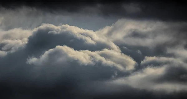 Céu Escuro Nublado Reuniu Bom Fundo — Fotografia de Stock