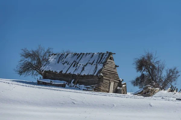 Wooden Building Snowy Hill Blue Sky Background — ストック写真