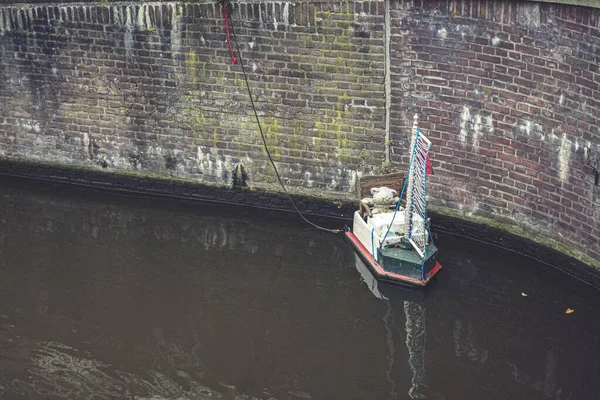 Una Barca Nel Canale Vicino Muro Mattoni — Foto Stock