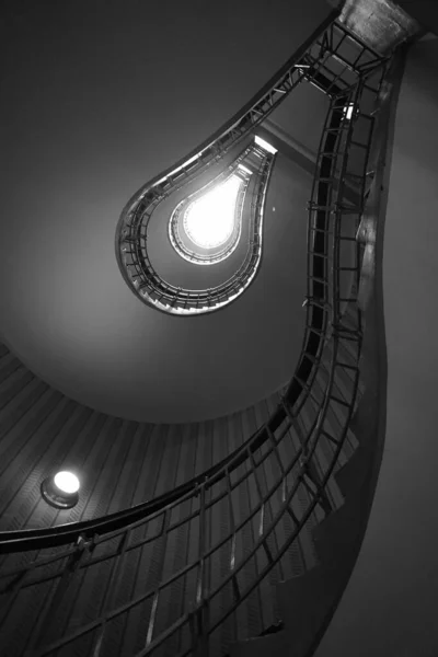 Eine Schöne Graustufenaufnahme Von Der Mitte Einer Treppe Einem Hohen — Stockfoto