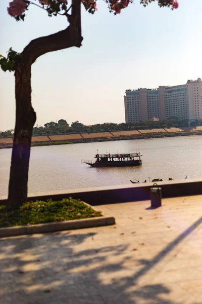 カンボジアのプノンペンを背景にソカホテルとトンレサップ川の漁船 — ストック写真