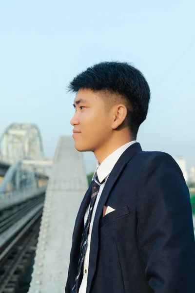 Detailní Záběr Mladého Asiata Obleku Stojící Mostě Dívající Stranou — Stock fotografie