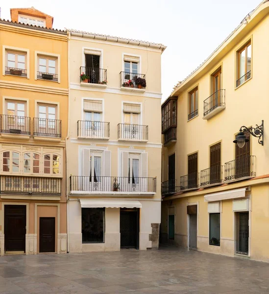 西班牙南部的广场和具有典型地中海风格建筑的建筑物 没有人 — 图库照片