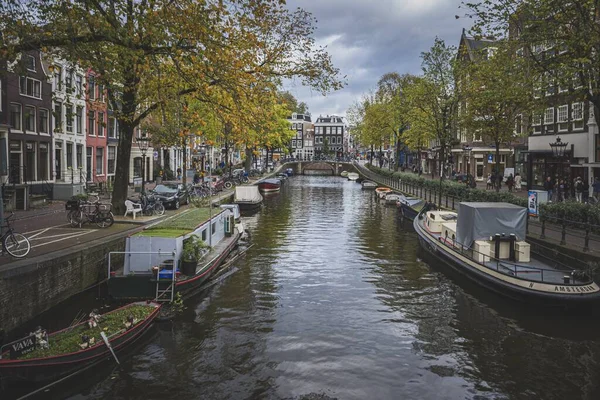 Een Smal Kanaal Met Boten Een Stedelijk Gebied Overdag — Stockfoto