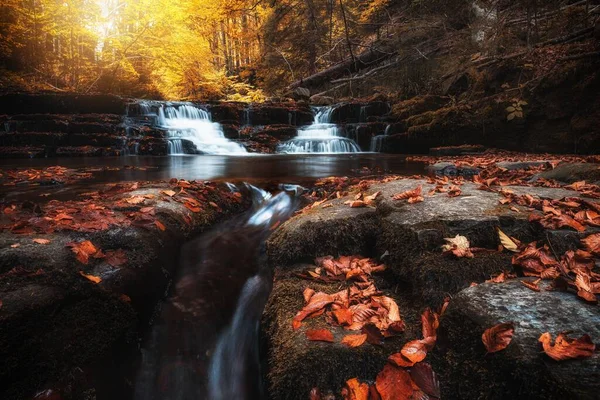 秋天摄影 色彩温暖 岩石上落水 — 图库照片