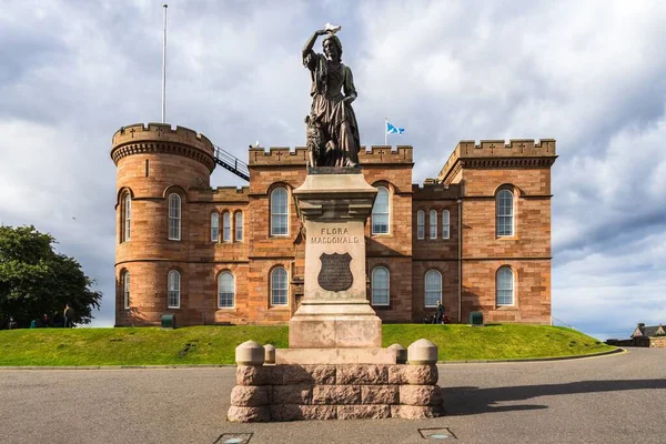 Статуя Флоры Макдональд Перед Замком Ингесс Шотландия — стоковое фото