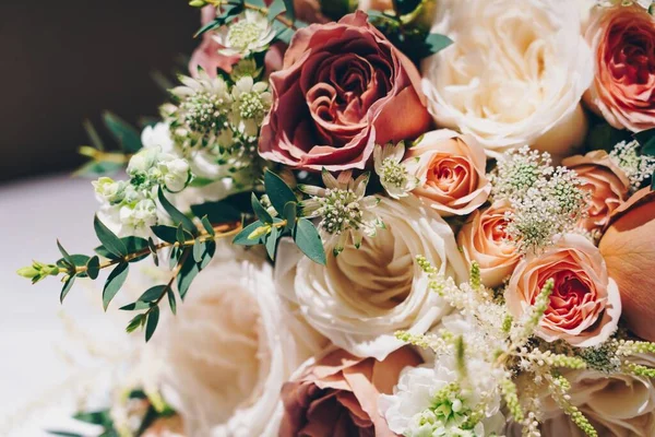 Nahaufnahme Einer Schönen Blumenkomposition Für Eine Hochzeitszeremonie Auf Verschwommenem Hintergrund — Stockfoto