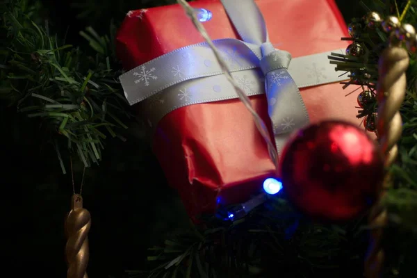 Tiro Foco Seletivo Presente Natal Vermelho Com Fita Branca Uma — Fotografia de Stock