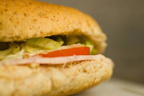 Крупним Планом Знімок Бутерброда Свіжим Помідором Цибулею Салатом — стокове фото