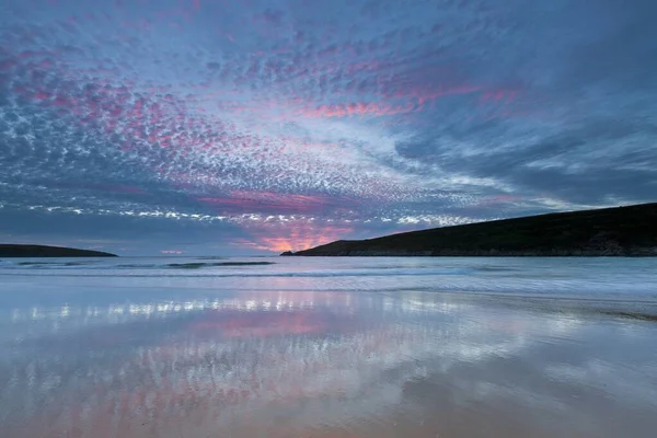 Piękny Krajobraz Morskiego Brzegu Wzgórzami Tle Pod Różowym Błękitnym Niebem — Zdjęcie stockowe