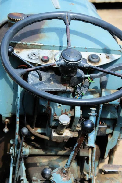 Közelkép Egy Kék Traktorkerékről Annak Kezelőszerveiről — Stock Fotó