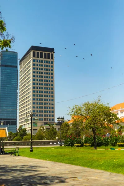 Sebuah Gambar Vertikal Bangunan Kantor Modern Dengan Taman Bagian Depan — Stok Foto