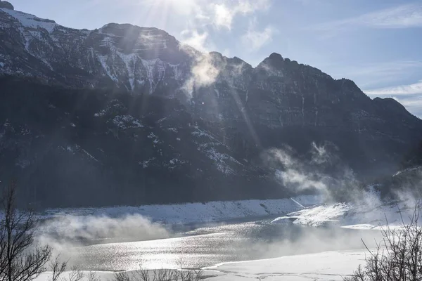 Sjö Omgiven Berg Täckt Med Snö — Stockfoto