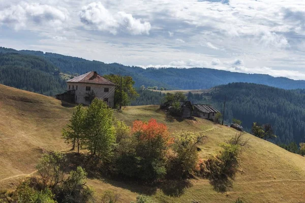 Μια Μικρή Αγροικία Ψηλά Στα Βουνά Της Βουλγαρίας Φθινόπωρο — Φωτογραφία Αρχείου