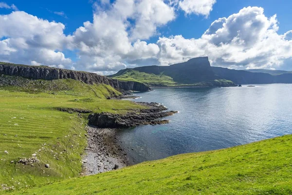 Een Zonnige Zeegezicht Met Een Kustlijn Van Isle Skye Buurt — Stockfoto