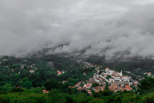 Vysoký Úhel Pohledu Město Hradu Maur Sintra Portugalsko Zakryté Mraky — Stock fotografie