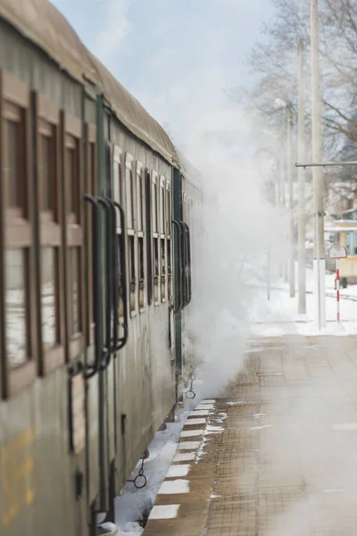 レールから煙が出てくる列車の垂直ショット — ストック写真