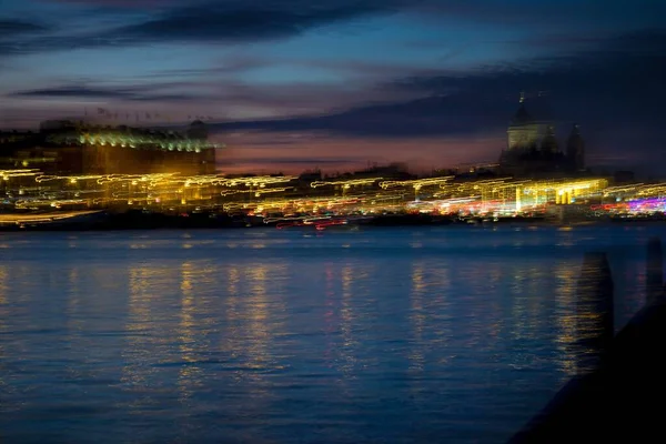 Tiro Panorâmico Uma Costa Cidade Noite Com Movimento Borrão — Fotografia de Stock