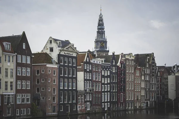 Старые Здания Возле Канала Дневное Время Амстердаме — стоковое фото