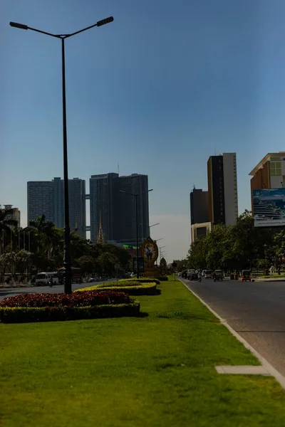 Uma Bela Ilha Tráfego Paisagístico Entre Movimentadas Estradas Phnom Penh — Fotografia de Stock