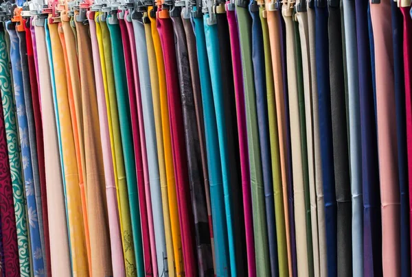 Visačka Různými Barevnými Kalhotami — Stock fotografie