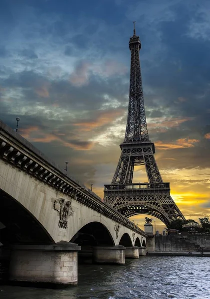 Colpo Verticale Della Torre Eiffel Parigi Francia Vicino Alla Senna — Foto Stock