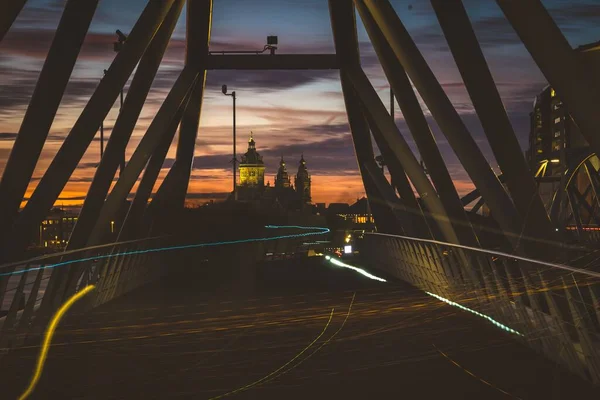 Uma Foto Noturna Uma Ponte Com Luzes Trilha Igreja Amsterdã — Fotografia de Stock