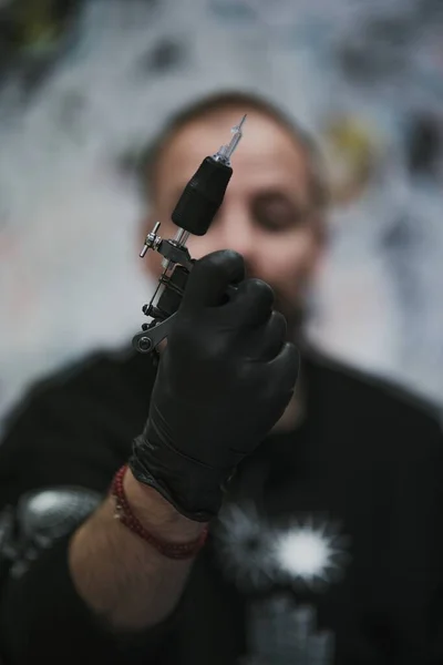Vertikální Záběr Profesionálního Tatéra Černých Latexových Rukavicích Připravujícího Stroj Tetování — Stock fotografie