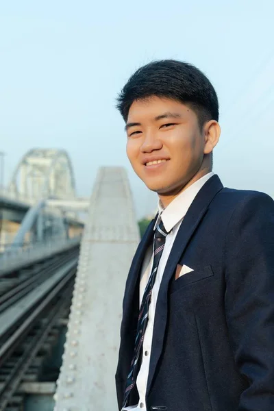 Ein Junger Asiatischer Mann Anzug Steht Lächelnd Auf Einer Brücke — Stockfoto