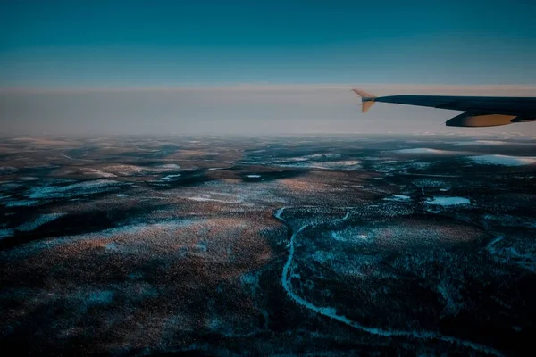 Прекрасний Знімок Крила Літака Через Вікно Над Засніженим Ландшафтом — стокове фото